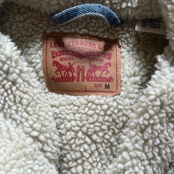 Levi’s classic trucker sherpa lined light wash denim jacket - Picture 2 of 2